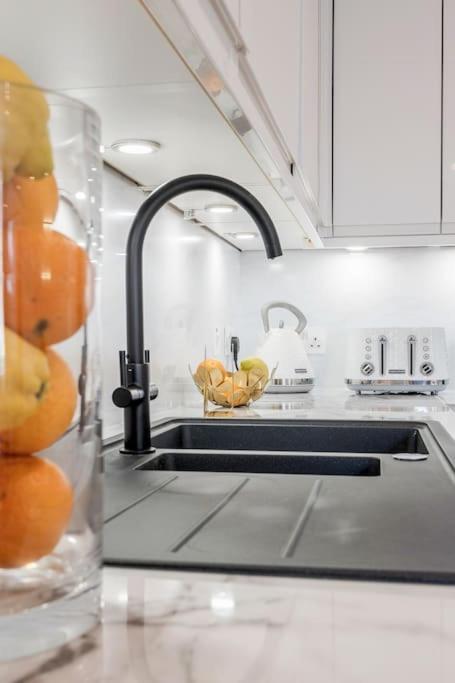 House 10 Mins To Tower Bridge Hot Tub & Parking Villa ลอนดอน ภายนอก รูปภาพ