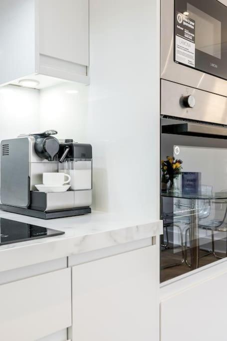 House 10 Mins To Tower Bridge Hot Tub & Parking Villa ลอนดอน ภายนอก รูปภาพ